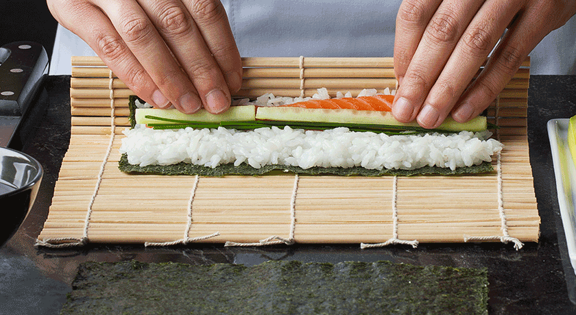 pessoa preparando sushi simples em casa passo a passo